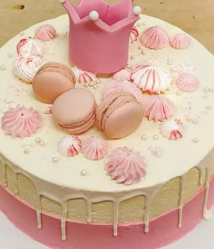 Biało różowy tort z makaronikami