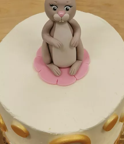 Tort z królikiem na 2 urodziny