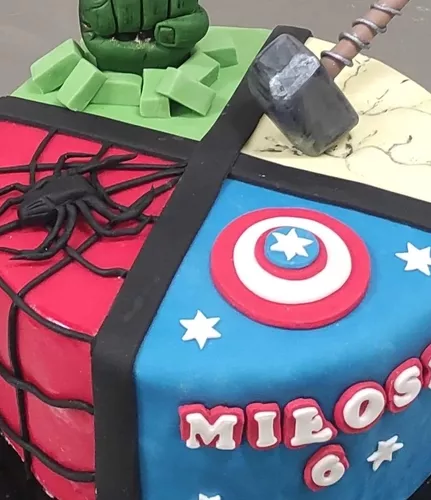 Tort z Avengers na 6 urodziny